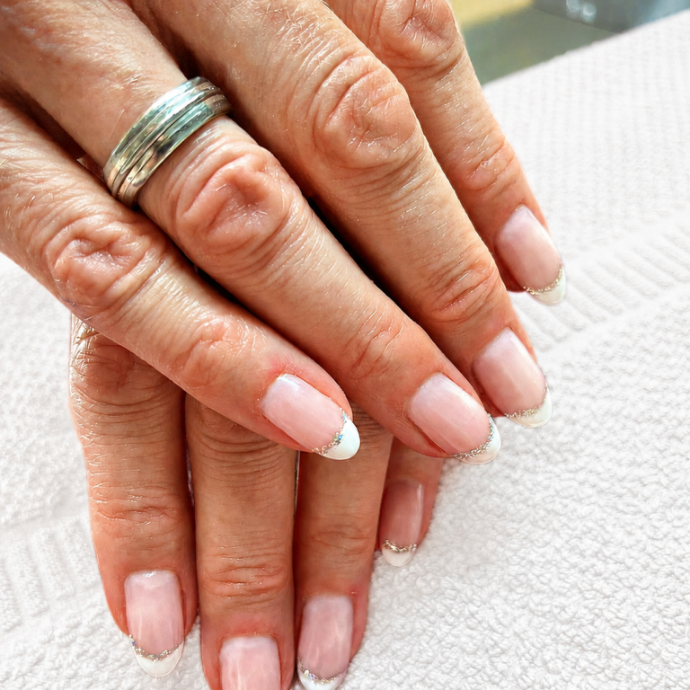 Natürliches Nageldesign mit Gelmodellage und gepflegter Maniküre bei Alessandra Beauty in Dasing