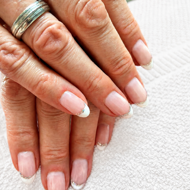 Natürliches Nageldesign mit Gelmodellage und French Look bei Alessandra Beauty in Dasing