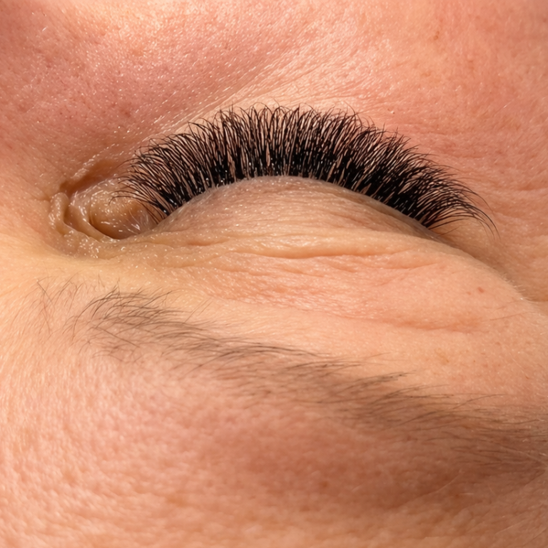 Professionelle Wimpernverlängerung mit natürlichem Volumen und präziser 1:1 Technik bei Alessandra Beauty in Dasing