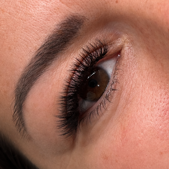 Professionelle Wimpernverlängerung mit natürlichem Volumen und präziser Technik bei Alessandra Beauty in Dasing