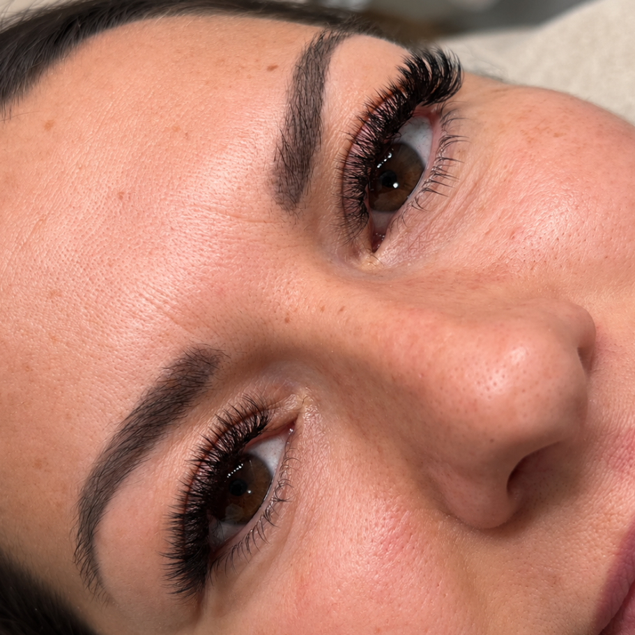 Professionelle Wimpernverlängerung mit natürlichem Volumen und präziser Technik bei Alessandra Beauty in Dasing