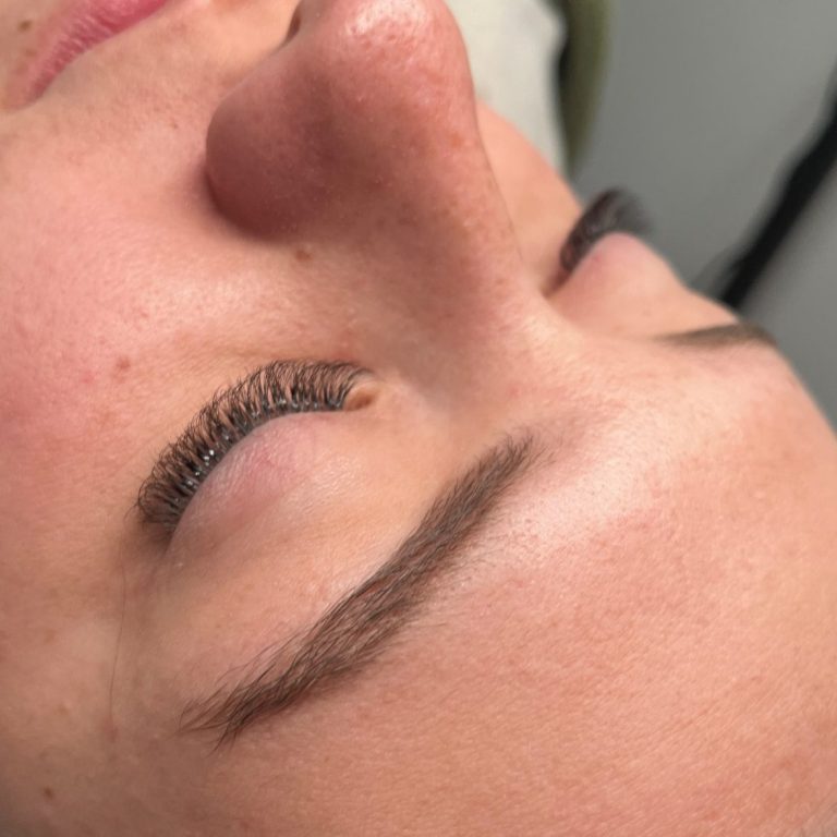 Professionelle Wimpernverlängerung mit natürlichem Volumen und präziser 1:1 Technik bei Alessandra Beauty in Dasing