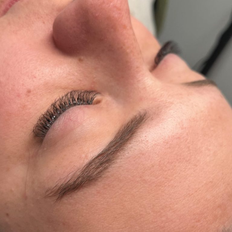 Professionelle Wimpernverlängerung mit natürlichem Volumen und langanhaltendem Ergebnis in Dasing