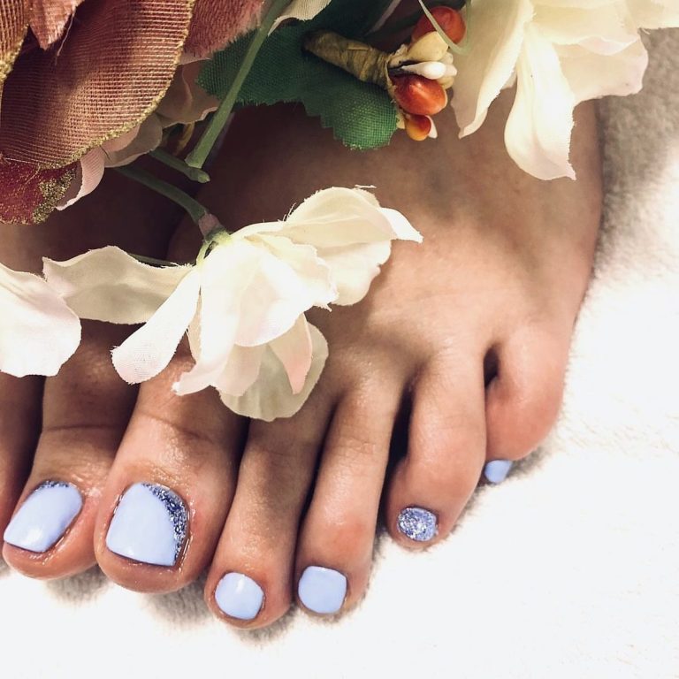 Kosmetische Fußpflege mit blauem Shellac und gepflegten Füßen bei Alessandra Beauty in Dasing