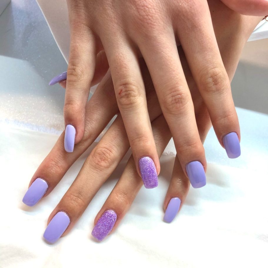 Professionelles Nageldesign mit Gelmodellage und lilafarbenen Nägeln im Homestudio Alessandra Beauty in Dasing