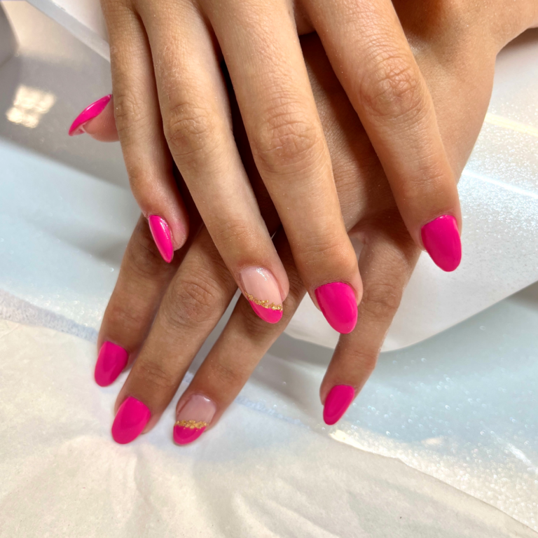 Professionelles Nageldesign mit pinken Gelnägeln und individueller Maniküre bei Alessandra Beauty in Dasing