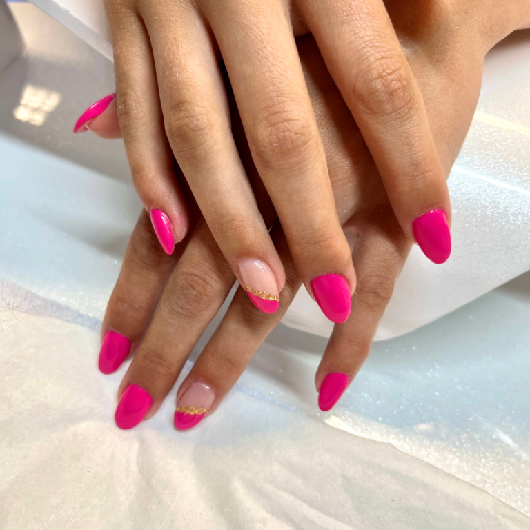 Professionelles Nageldesign mit pinken Gelnägeln und individueller Maniküre bei Alessandra Beauty in Dasing
