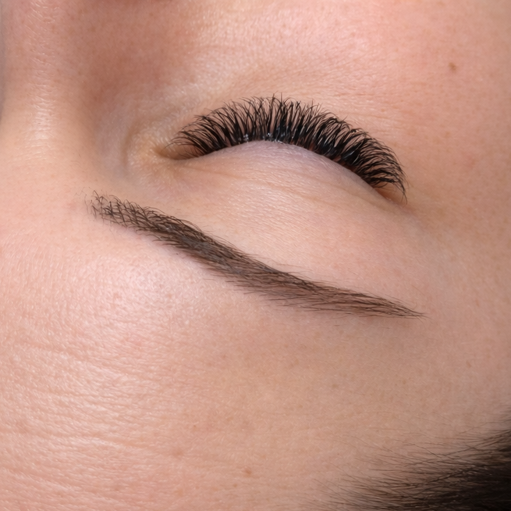 Professionelles Augenbrauenstyling und Wimpernservice bei Alessandra Beauty in Dasing