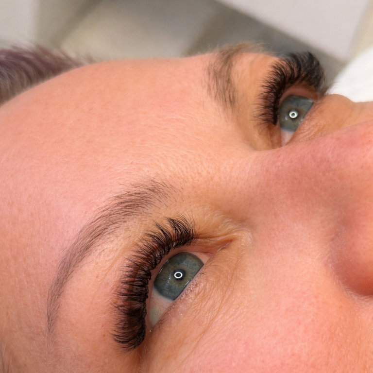 Professionelle Wimpernverlängerung mit natürlichem Volumen und präziser 1:1 Technik bei Alessandra Beauty in Dasing