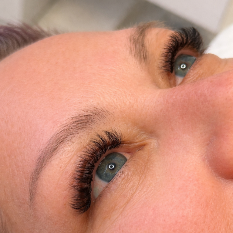 Professionelle Wimpernverlängerung mit natürlichem Volumen und langanhaltendem Ergebnis in Dasing