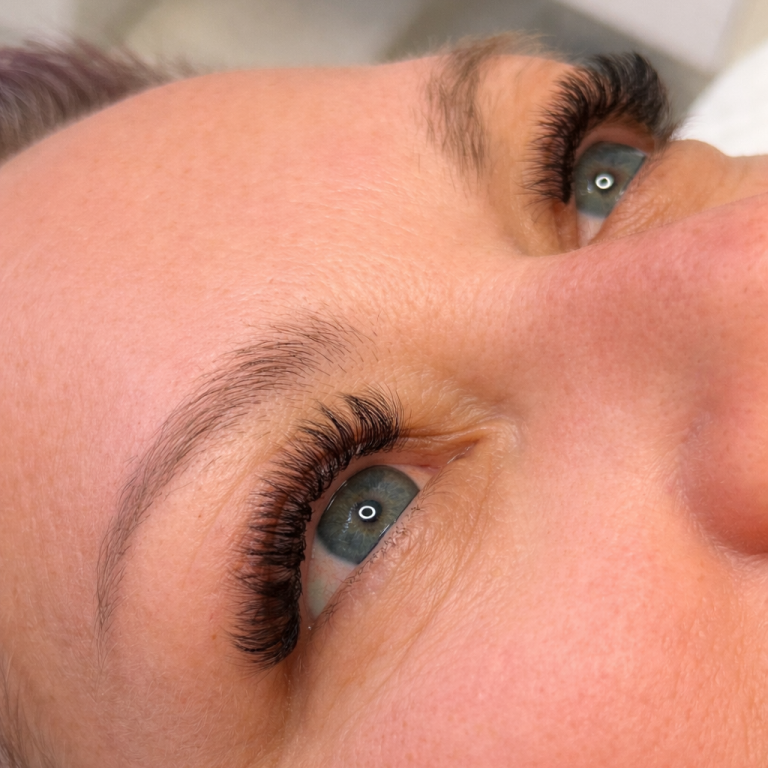 Professionelle Wimpernverlängerung mit natürlichem Volumen und präziser Technik bei Alessandra Beauty in Dasing