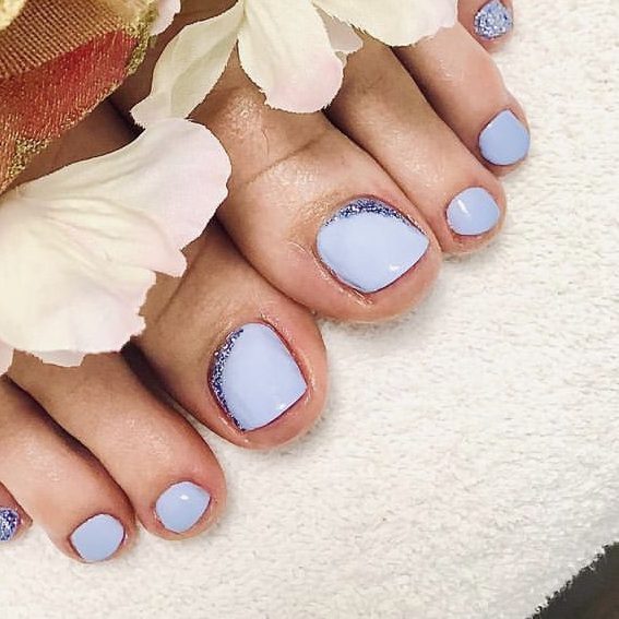 Kosmetische Fußpflege mit blauem Shellac und gepflegten Füßen bei Alessandra Beauty in Dasing