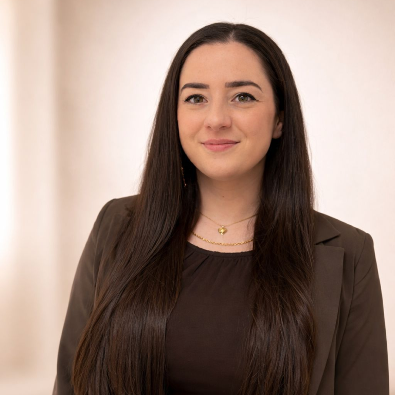 Alessandra im modernen Homestudio für Nageldesign, Wimpernverlängerung und Fußpflege in Dasing